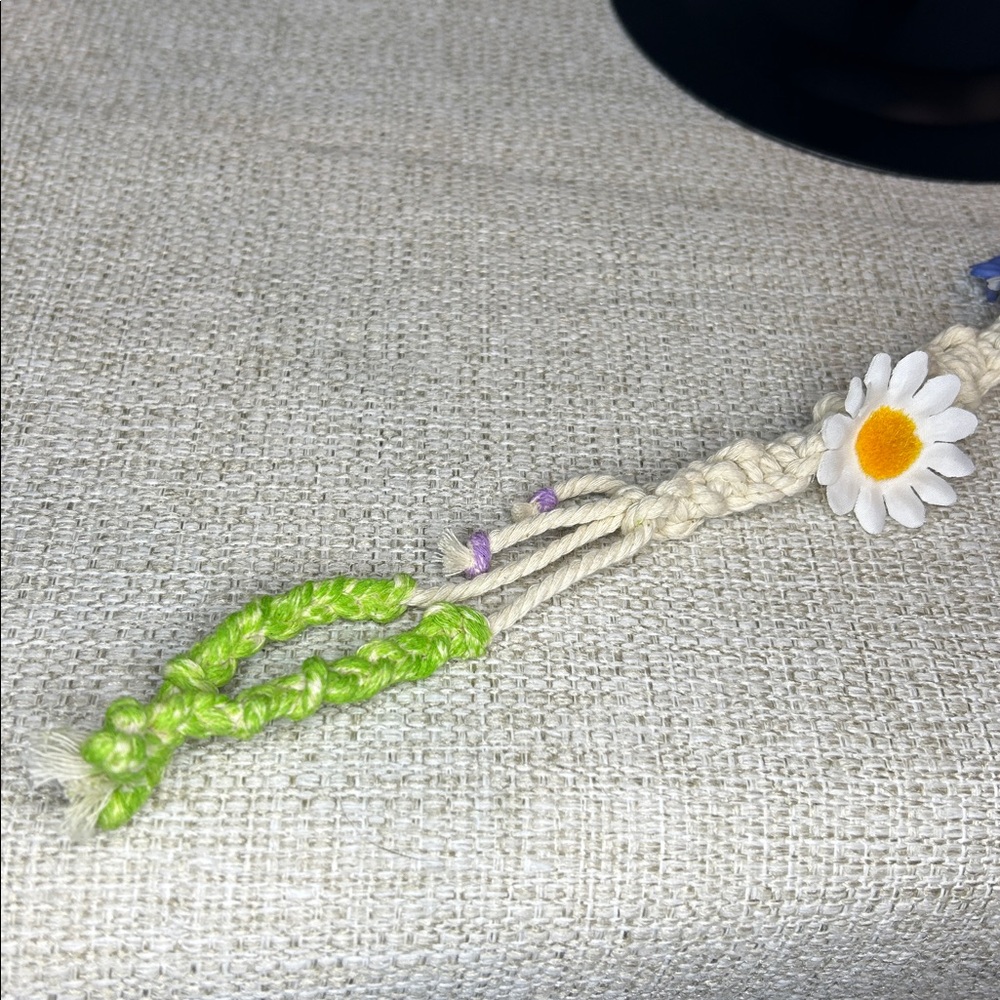 Handmade Macrame Daisy Key Chain - Picture 5 of 8